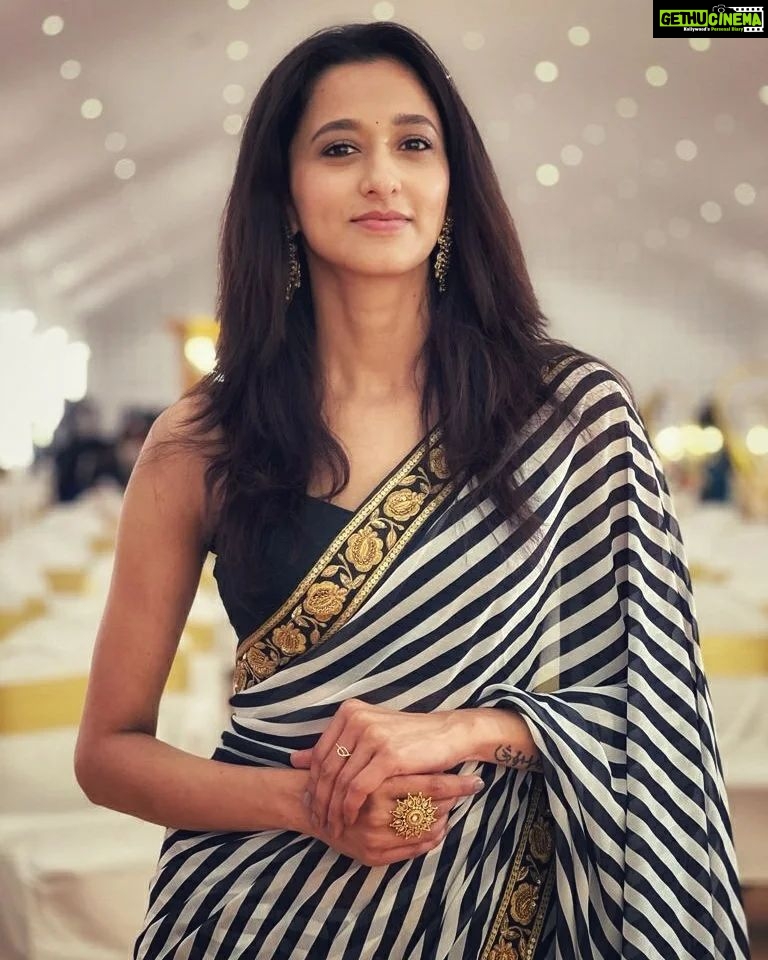 Radhika Narayan Instagram - Love the patterns in chaos! #justlikemysaree PC: @itzankushjain