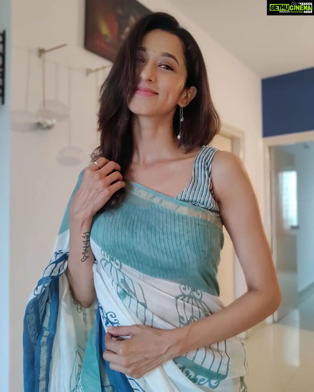 Radhika Narayan Instagram - Throwing back at you! #iykyk #selfpotrait Blouse design: @laxmikrishnaofficial Saree: @chhapa_gj8