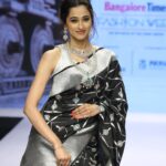 Radhika Narayan Instagram - So much fun walking the ramp at Bangalore Times Fashion Week @timesfashionweek @bangalore_times for @lalithaajewellery_ and #vijayshreesarees with the beautiful actor @krishithapanda ❤️ #bangaloretimesfashionweek Four Seasons Hotel Bengaluru at Embassy One