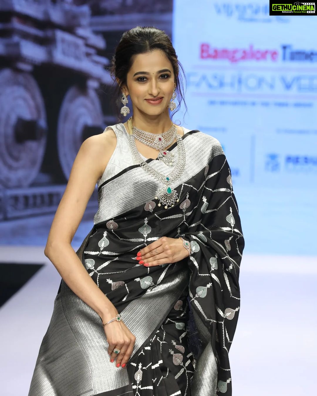Radhika Narayan Instagram - So much fun walking the ramp at Bangalore Times Fashion Week @timesfashionweek @bangalore_times for @lalithaajewellery_ and #vijayshreesarees with the beautiful actor @krishithapanda ❤️ #bangaloretimesfashionweek Four Seasons Hotel Bengaluru at Embassy One
