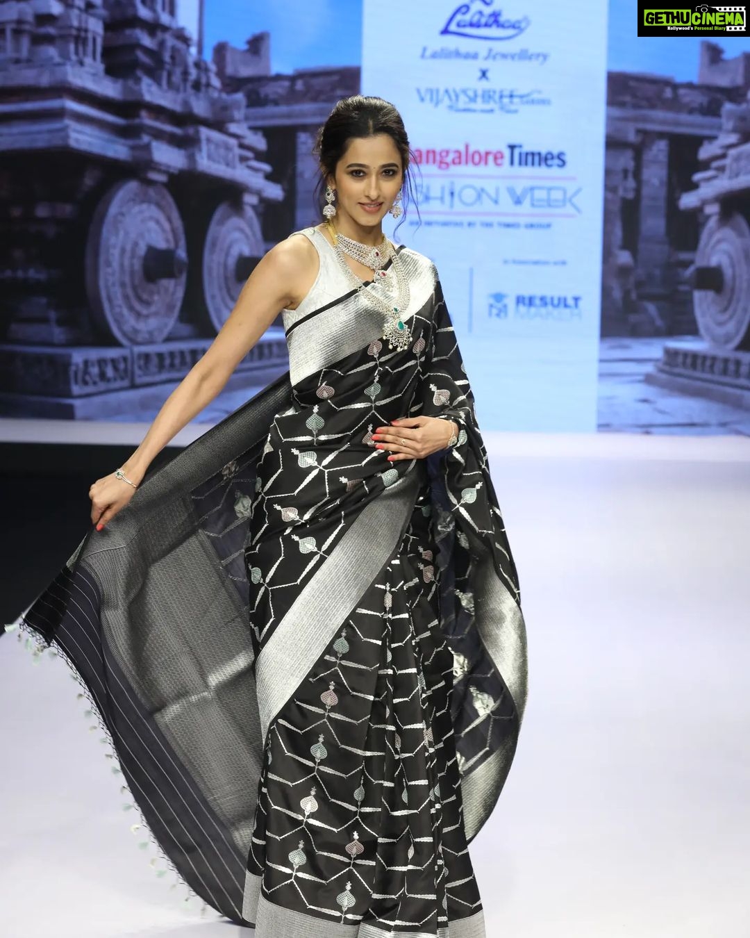 Radhika Narayan Instagram - So much fun walking the ramp at Bangalore Times Fashion Week @timesfashionweek @bangalore_times for @lalithaajewellery_ and #vijayshreesarees with the beautiful actor @krishithapanda ❤️ #bangaloretimesfashionweek Four Seasons Hotel Bengaluru at Embassy One
