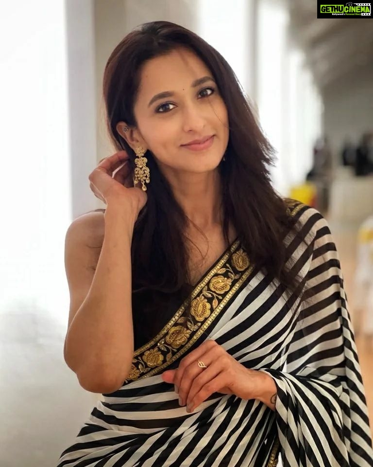 Radhika Narayan Instagram - Love the patterns in chaos! #justlikemysaree PC: @itzankushjain