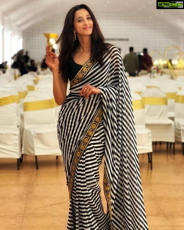 Radhika Narayan Instagram - Love the patterns in chaos! #justlikemysaree PC: @itzankushjain