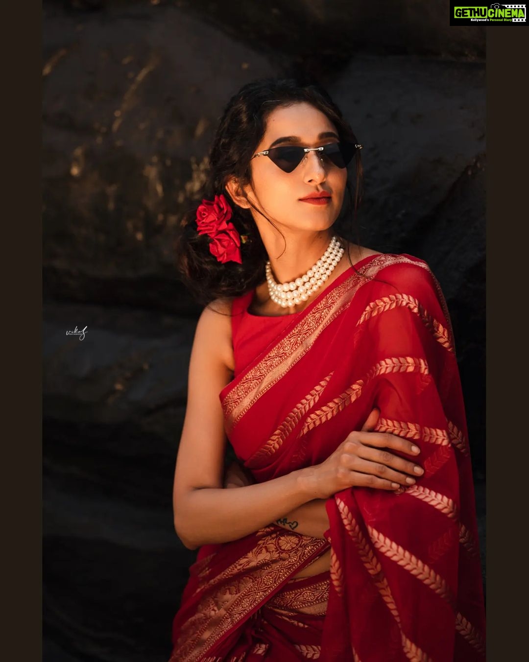 Radhika Narayan Instagram - Counting down for Christmas!! Saree : @sankalpa_angadi Styling and Concept : @sahanastylediary @sahanasvishwanath MUA : @makeovers_sudhanatesh Blouse : @srilakshmi_fashion_mangalore Photography : @vikasphotofactory Location : @babysdayoutstudio