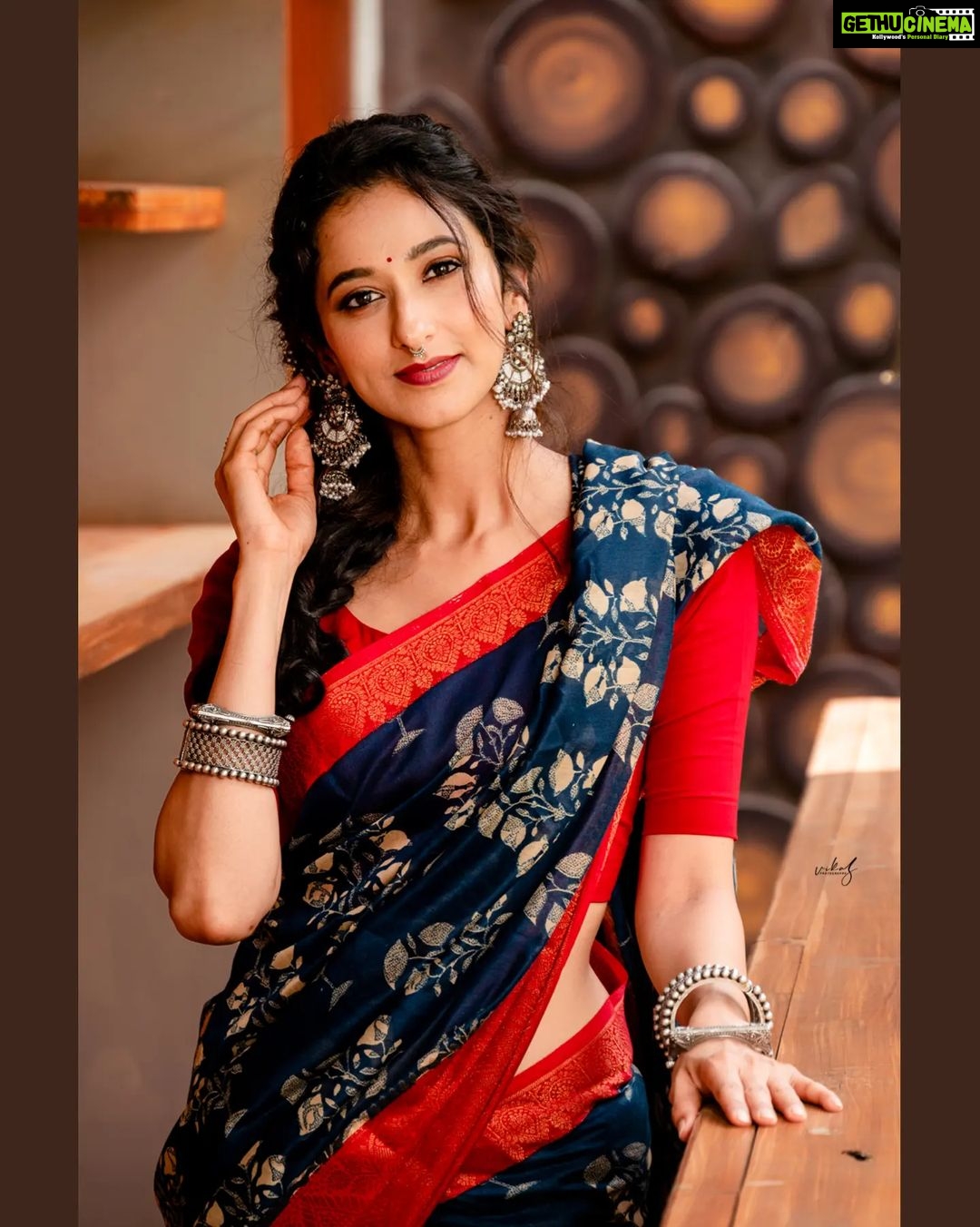 Radhika Narayan Instagram - When the saree and ornaments wore me... Wardrobe : @sankalpa_angadi Styling and Concept : @sahanastylediary @sahanasvishwanath MUA : @makeovers_sudhanatesh Blouse : @srilakshmi_fashion_mangalore Photography : @vikasphotofactory Location : @babysdayoutstudio