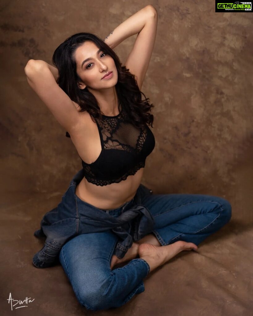 Radhika Narayan Instagram - Lazy and waiting for the weekend already! Are you? PC: @atanu.photographyy Make up: @indiravisage