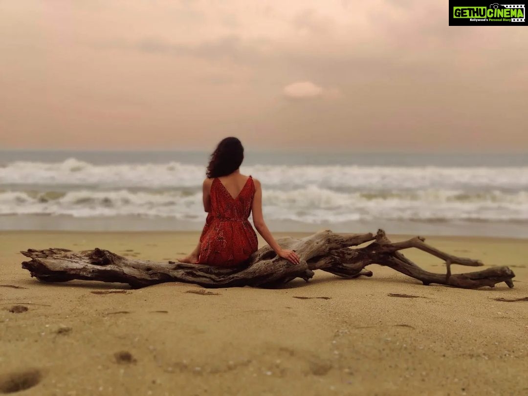 Radhika Narayan Instagram - My back to the world with a sea of opportunities ahead 😉 Pondicherry
