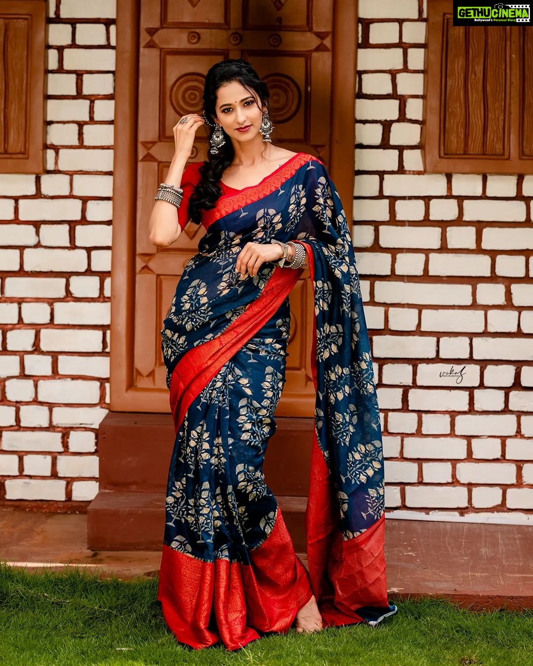 Radhika Narayan Instagram - When the saree and ornaments wore me... Wardrobe : @sankalpa_angadi Styling and Concept : @sahanastylediary @sahanasvishwanath MUA : @makeovers_sudhanatesh Blouse : @srilakshmi_fashion_mangalore Photography : @vikasphotofactory Location : @babysdayoutstudio