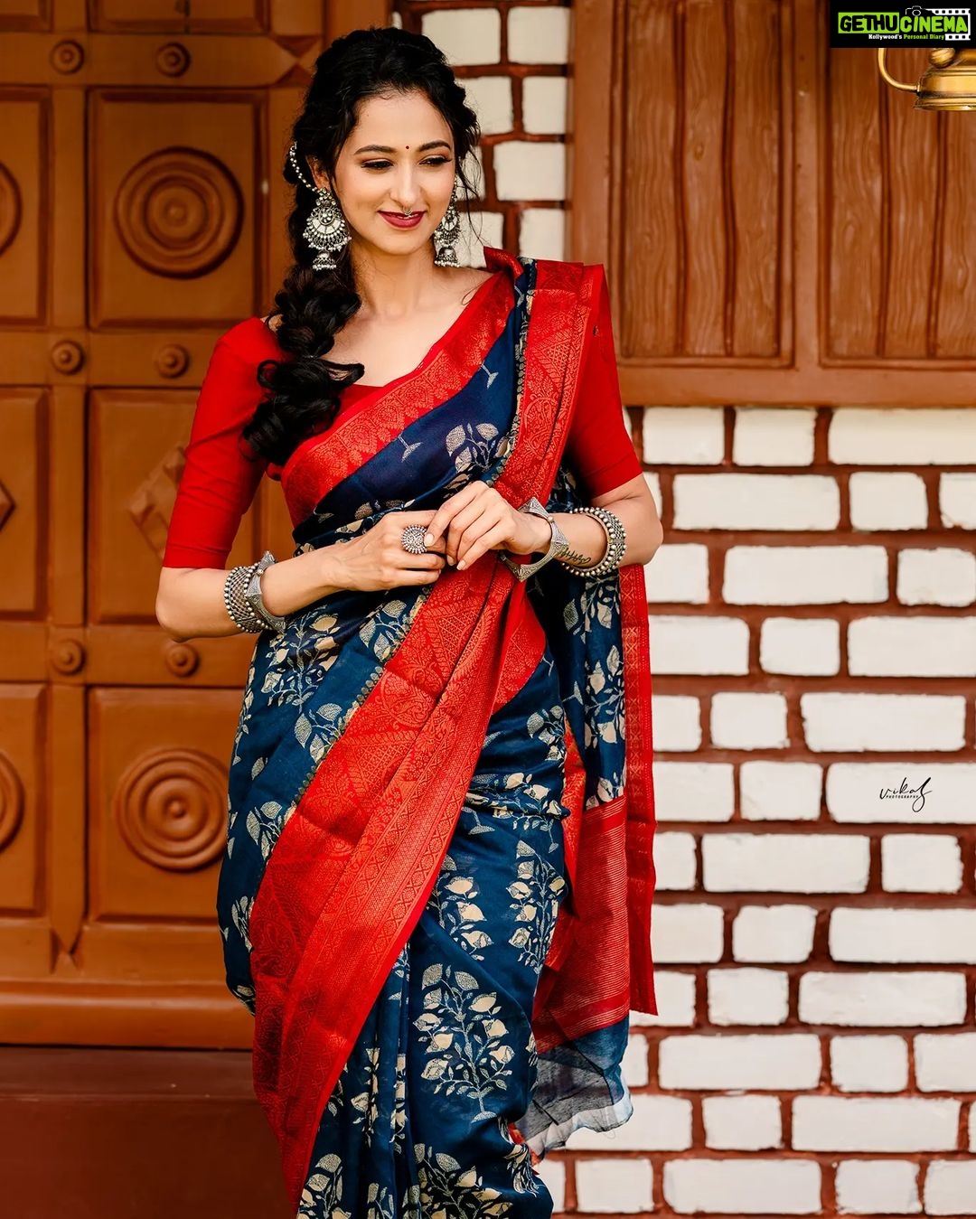 Radhika Narayan Instagram - When the saree and ornaments wore me... Wardrobe : @sankalpa_angadi Styling and Concept : @sahanastylediary @sahanasvishwanath MUA : @makeovers_sudhanatesh Blouse : @srilakshmi_fashion_mangalore Photography : @vikasphotofactory Location : @babysdayoutstudio