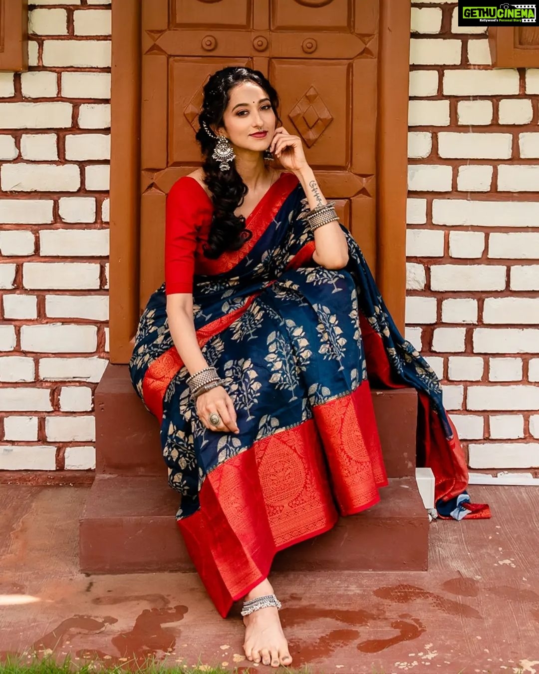 Radhika Narayan Instagram - When the saree and ornaments wore me... Wardrobe : @sankalpa_angadi Styling and Concept : @sahanastylediary @sahanasvishwanath MUA : @makeovers_sudhanatesh Blouse : @srilakshmi_fashion_mangalore Photography : @vikasphotofactory Location : @babysdayoutstudio
