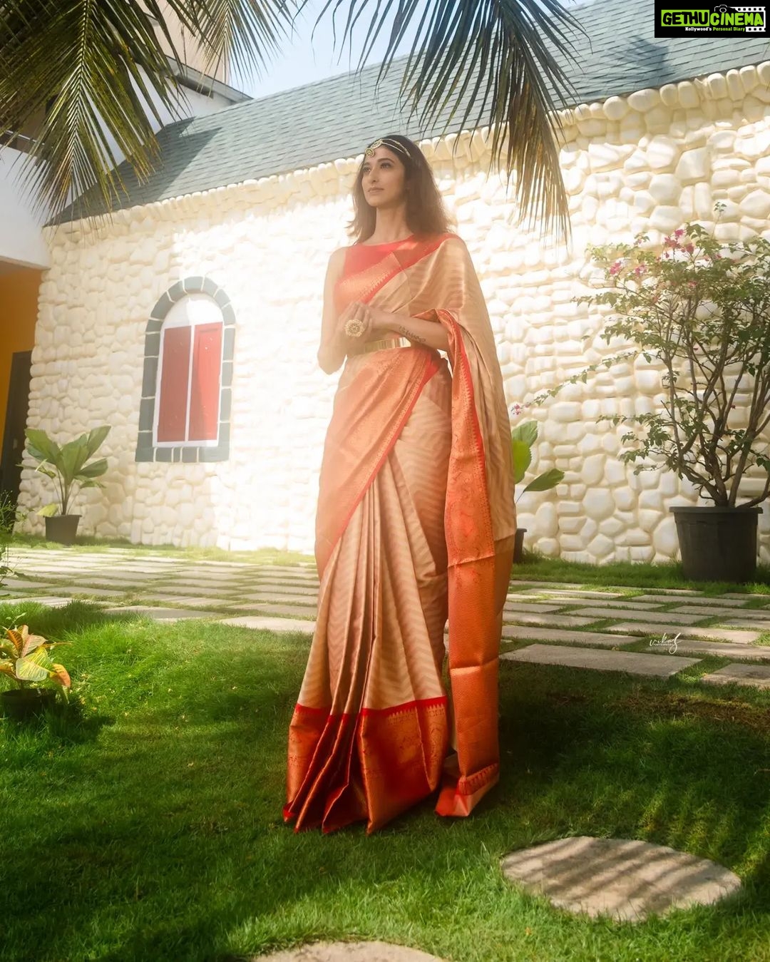 Radhika Narayan Instagram - Just looking at you looking at me..🤍 Shoot for : @sankalpa_angadi Styling and Concept : @sahanastylediary @sahanasvishwanath MUA : @makeovers_sudhanatesh Blouse : @srilakshmi_fashion_mangalore Photography : @vikasphotofactory Location : @babysdayoutstudio