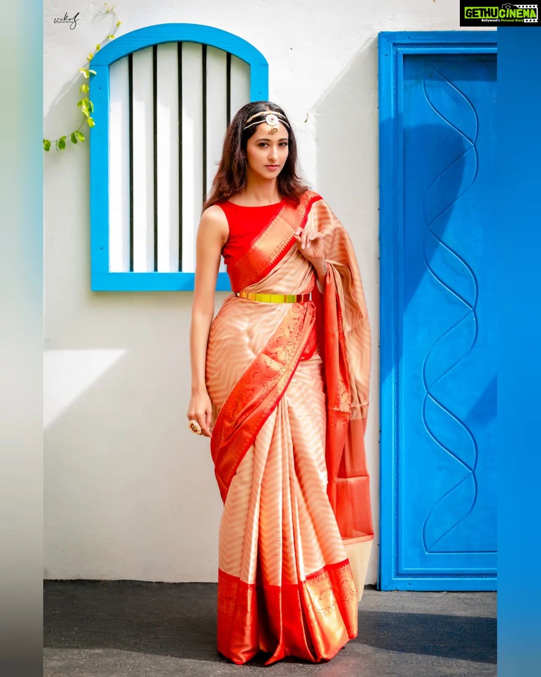 Radhika Narayan Instagram - Saree... The eternal bestie of a woman!! From the house of @sankalpa_angadi Styling and Concept : @sahanastylediary @sahanasvishwanath MUA : @makeovers_sudhanatesh Blouse : @srilakshmi_fashion_mangalore Photography : @vikasphotofactory Location : @babysdayoutstudio