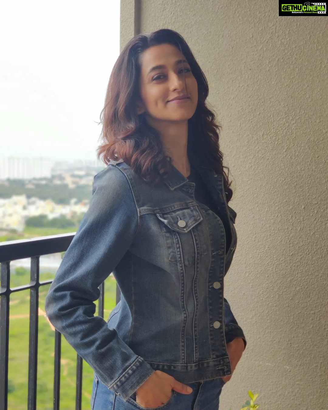 Radhika Narayan Instagram - PS: One of those off-days when you try too hard to pose!! 😄 #pranamemoirs