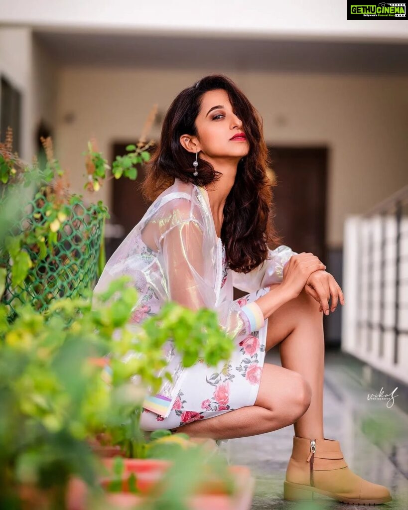 Radhika Narayan Instagram - Well... just a perfect combination of amazing weather, pretty outfit and loads of confidence! Wardrobe: @laxmikrishnaofficial PC: @vikasphotofactory