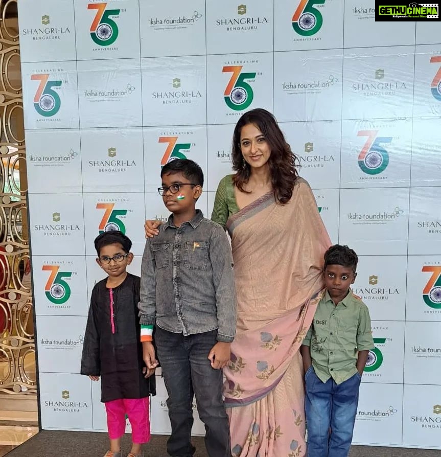 Radhika Narayan Instagram - Glad to partake in the initiative by @shangrilablr and @ikshafoundation to support kids with eye cancer as part of Independence Day celebration! #cakeforacause #independenceday