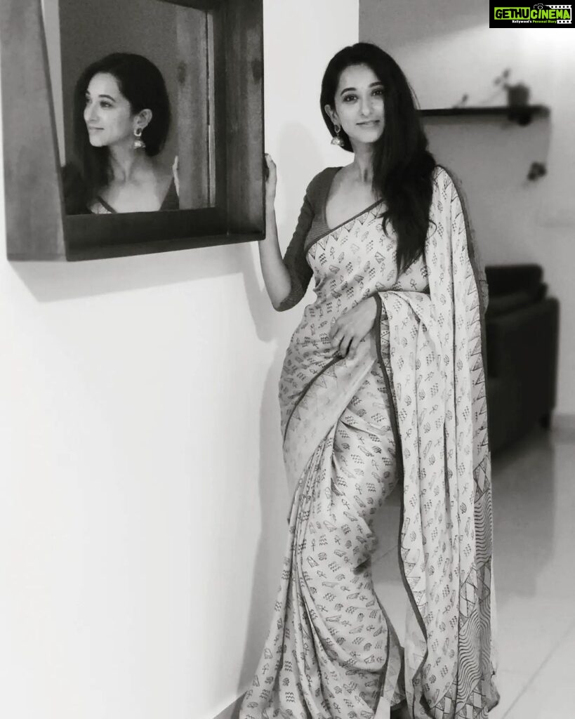 Radhika Narayan Instagram - Showing off my love.. love for this saree.. 😀