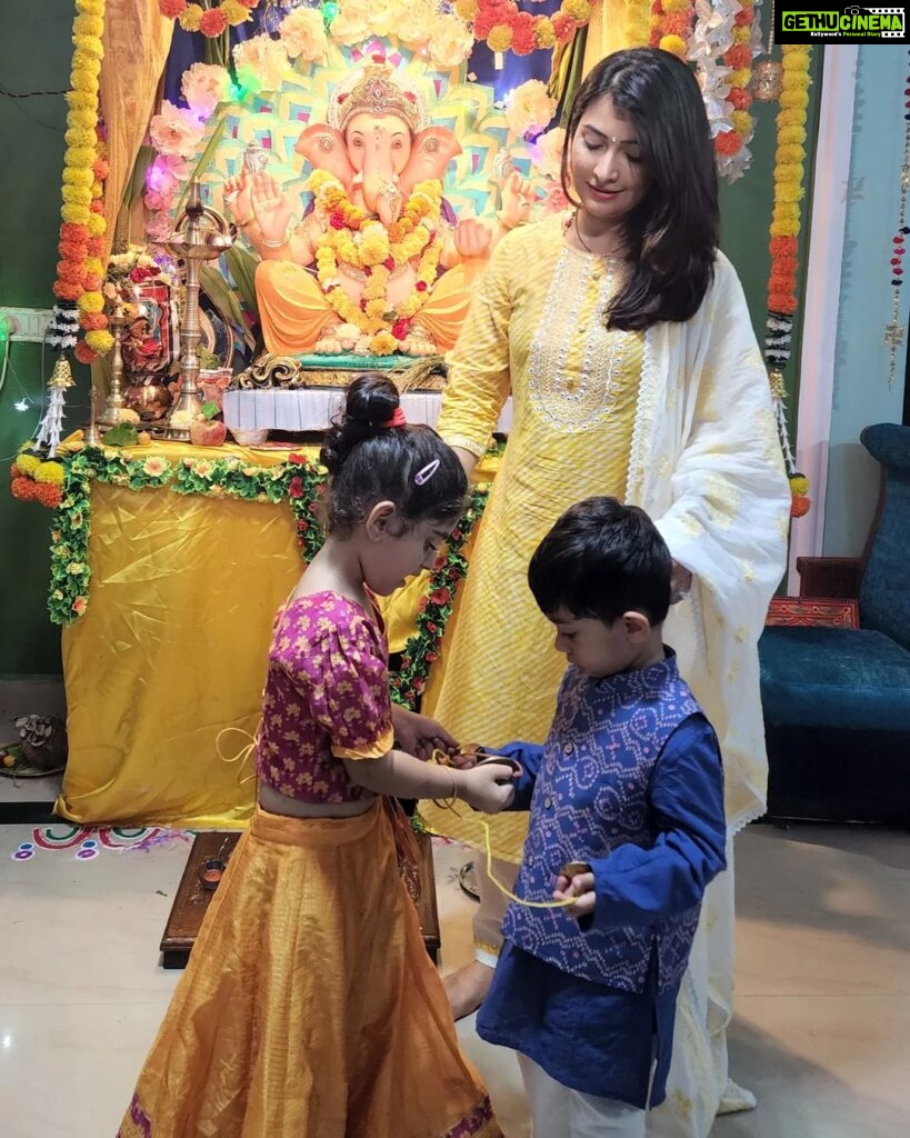 Radhika Pandit Instagram - Hope everyone celebrating had a great festival.. had lot of modakas and kadabu 😃 Alli nodu Ganesha.. illi nodu Ganesha, Ganpati Bappa Morya.. 😃 #radhikapandit #nimmaRP