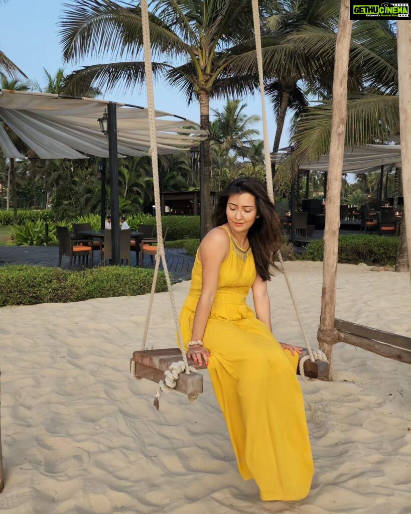 Radhika Pandit Instagram - "It don't mean a thing if it ain't got the swing" 😜- Duke Ellington Happy Sunday everyone!! #radhikapandit #nimmaRP