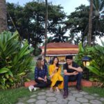 Radhika Pandit Instagram - Catching up after 3 long years.. making life better with this kind of laughter!! 😁 #radhikapandit #nimmaRP