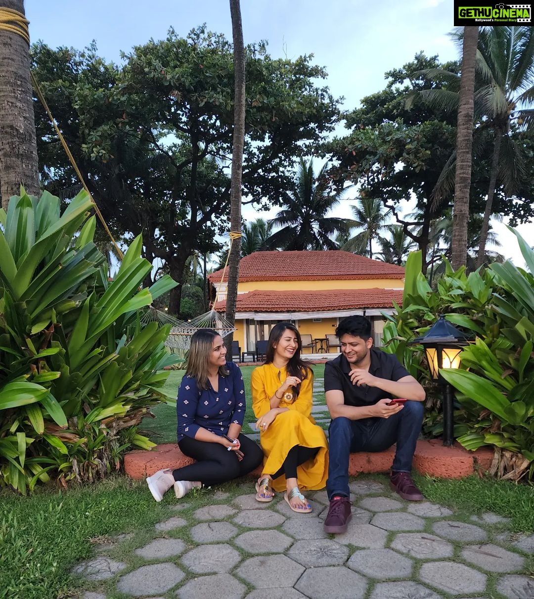 Radhika Pandit Instagram - Catching up after 3 long years.. making life better with this kind of laughter!! 😁 #radhikapandit #nimmaRP