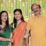 Radhika Pandit Instagram - From office love which started in Goa to now.. having one set of grandchildren in Bengaluru and another set in Chicago!! U both define strong relationships.. Gourang and I are blessed to be born to you! Happy Anniversary Pappa Mummy ❤️ 🧿 #radhikapandit #nimmaRP