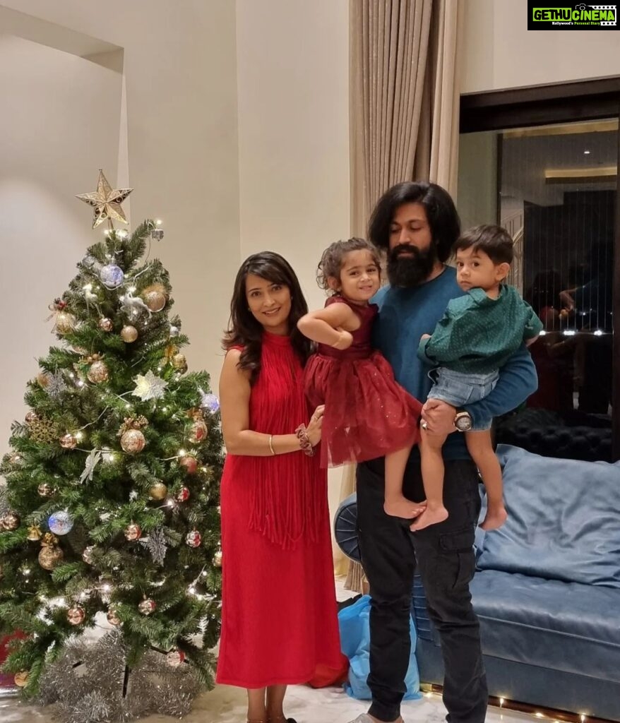 Radhika Pandit Instagram - Santa wears green in our family 😀 Hope u all had a very Merry Christmas 🥰 #radhikapandit #nimmaRP