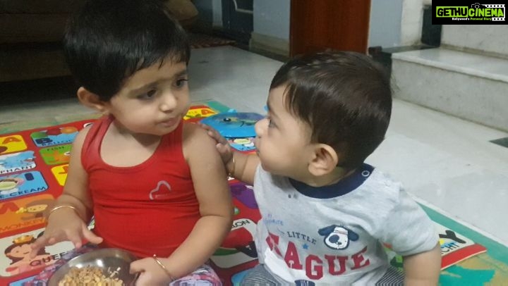 Radhika Pandit Instagram - Somebody plz, just let me feed my lil brother 😅 #radhikapandit #nimmaRP