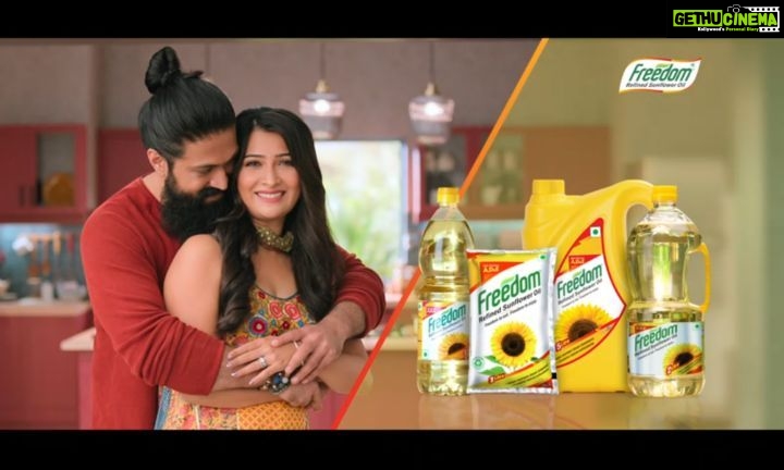 Radhika Pandit Instagram - Switch to Freedom and change for the better @thenameisyash @freedomhealthyoil #advertisement #freedomhealthyoils #switchtofreedom #changeforthebetter #enjoythechange #ifeelgreaaaat