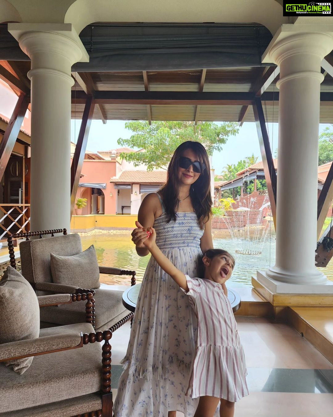 Radhika Pandit Instagram - The effort I had to put in 😅 Phew!! Atleast, now we know it runs in the family 😜 That feeling of Deja vu!! Happy weekend everyone 🙂 #nimmaRP #radhikapandit