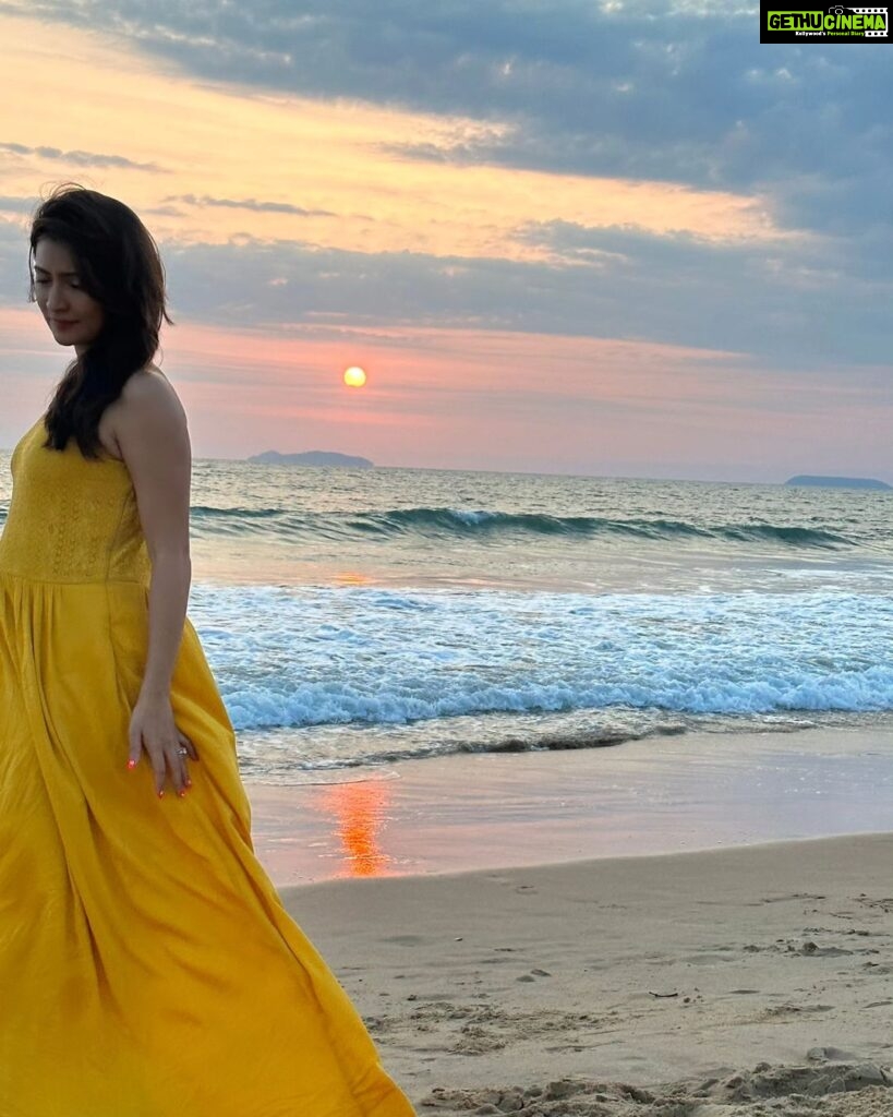Radhika Pandit Instagram - Whoever said.. "Life on the beach is different" .. is right 🙂 #radhikapandit #nimmaRP