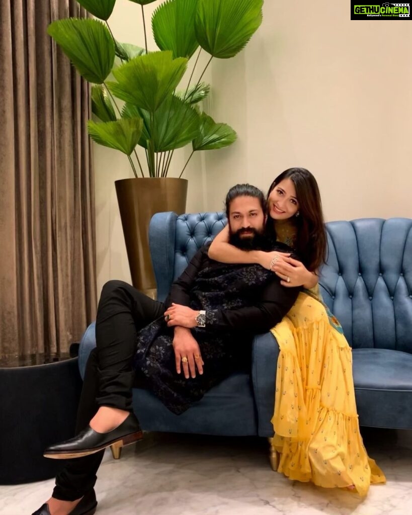 Radhika Pandit Instagram - No.. I am not trying to strangle him, even after 5yrs of living together i still love it 😜 @thenameisyash ❤ #radhikapandit #nimmaRP