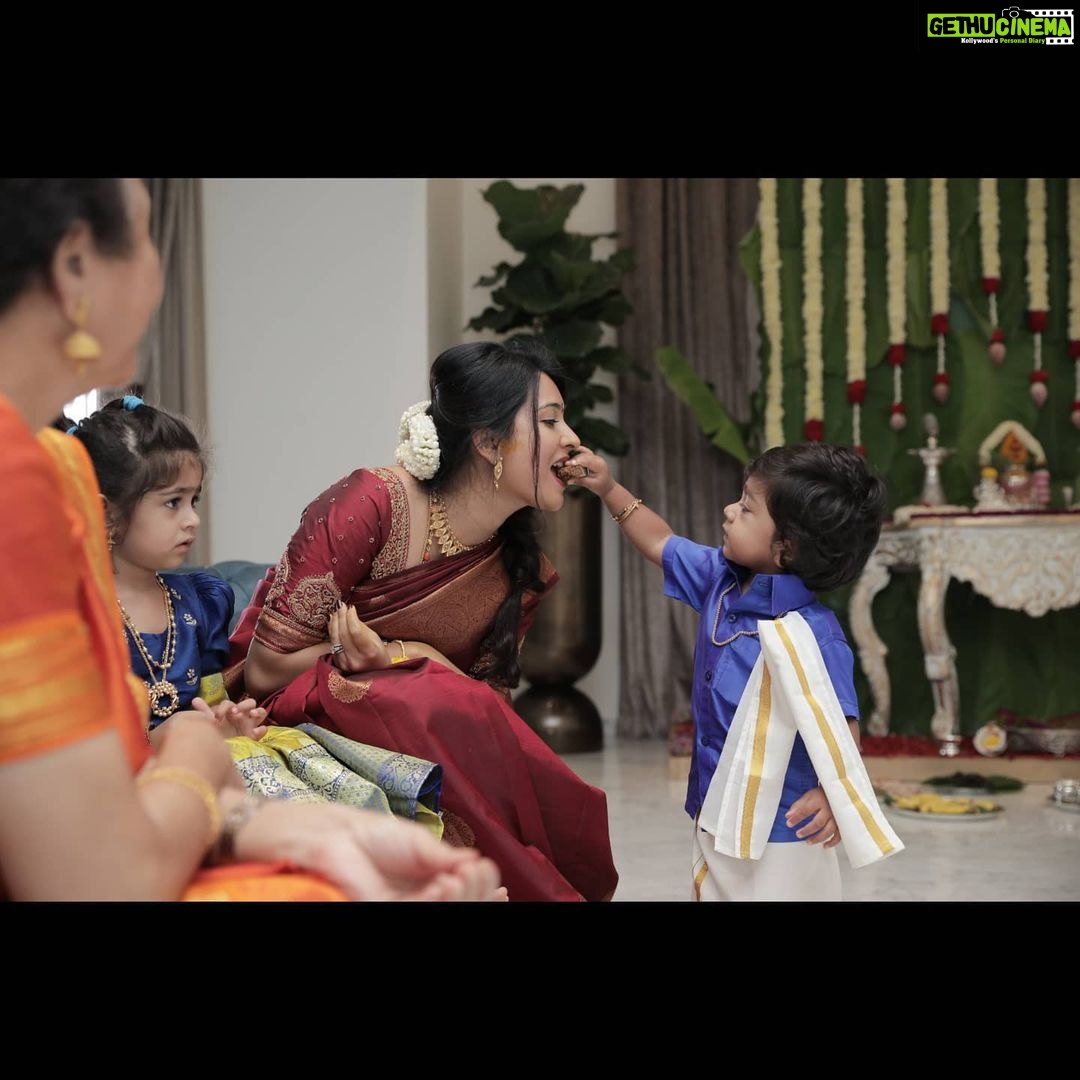 Radhika Pandit Instagram - Festivals are all about praying together, laughter, lots of sweets, dressing up.. basically having a good time! I hope all of you did just that.. nam mane habba da celebrations!! ಎಲ್ಲರಿಗೂ ವರಮಹಾಲಕ್ಷ್ಮಿ ಹಬ್ಬದ ಶುಭಾಶಯಗಳು 🤗 #radhikapandit #nimmaRP PC: @focusphotographyservice
