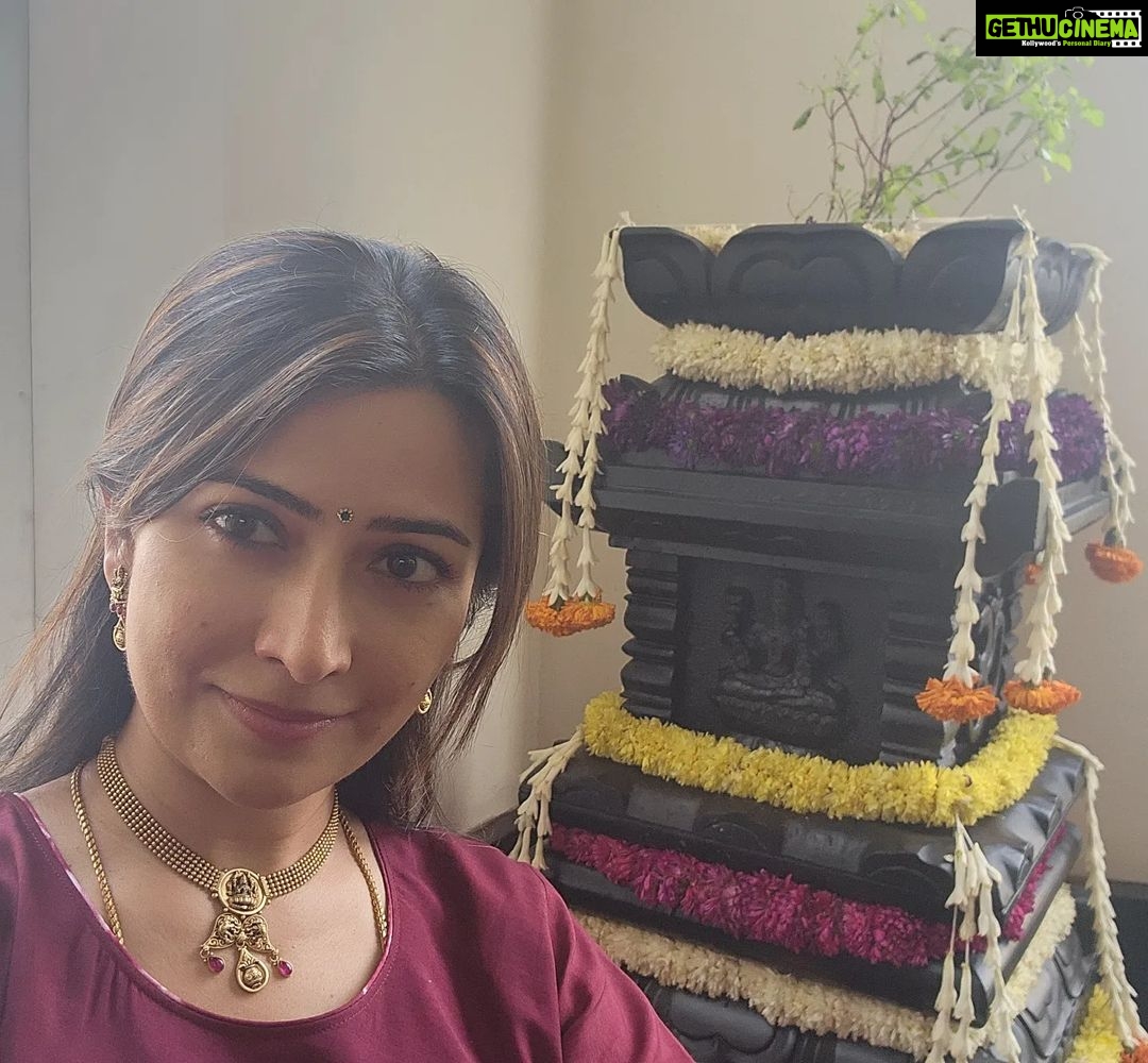 Radhika Pandit Instagram - Yellarigu Ugadi habbada shubhashayagalu 🙂 On the auspicious occasion of Ugadi, Yugadi, Gudi Padwa and Chaitra Navratri, wishing everyone hope, abundance, success and fulfilment!! #radhikapandit #nimmaRP 🧿