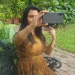 Radhika Pandit Instagram – Well.. behind the scenes of every girl’s ‘selfie’ life! How to get that perfect shot/angle!! Its definitely a task 😄
Dint know I was been secretly captured by a bored dad n daughter 🙈
#radhikapandit #nimmaRP