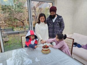 Radhika Pandit Instagram - The cold, cake and cuddles.. sounds about right! Thank you lovely people for the wonderful birthday wishes 🥰🥰🧿🧿
#radhikapandit #nimmaRP