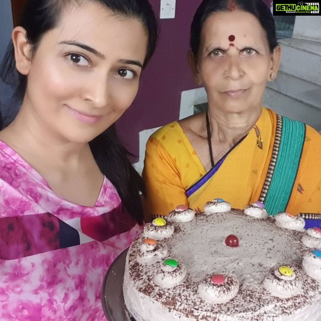 Radhika Pandit Instagram - This is Geeta... she has been our house help since 8yrs now. She is like our family, takes care of us so well, now during these tough times we need to take a lil extra care of them. Make sure u don't neglect or forget about them especially now. They are valuable too ♥️ P.S : The cake u see in the pic.. I baked it for her birthday a couple of days ago! 🙂 #radhikapandit #nimmaRP