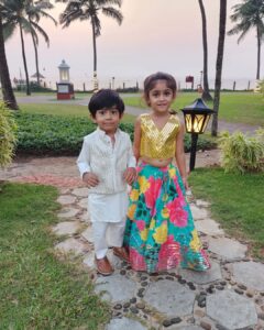 Radhika Pandit Instagram - It was all about getting dressed, attending the rituals, meeting family, having lots of fun and finally cooling off with Popsicles.. that sounds like wedding fun isn't it 😃
#radhikapandit #nimmaRP