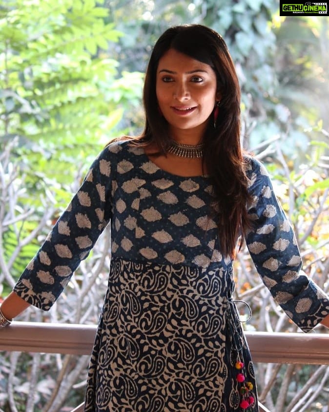 Radhika Pandit Instagram - One nice thing i've noticed during this lockdown is, many people come out to spend time on their terrace and balconies.. the otherwise neglected areas of our homes!! π This candid pic was clicked on our balcony by our sweet and talented DOP Preetha π during one of our discussions last year! #nimmaRP #radhikapandit