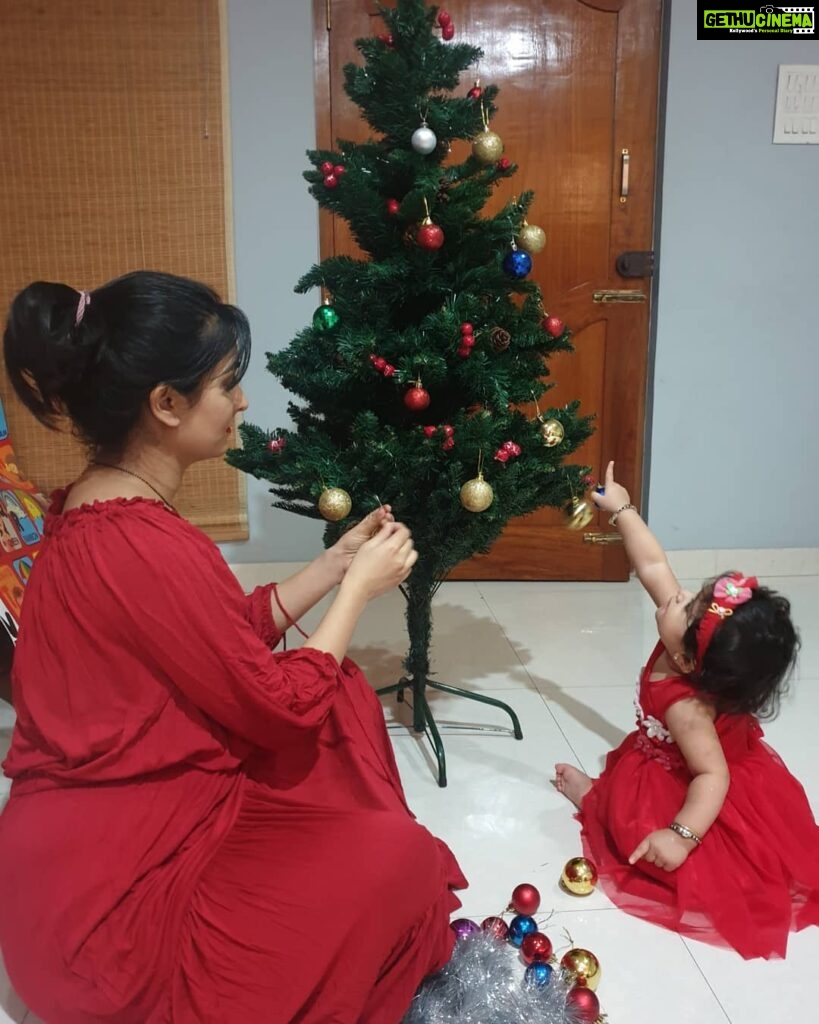 Radhika Pandit Instagram - Look who helped me decorate our Xmas tree this year!! 😍 #radhikapandit #nimmaRP