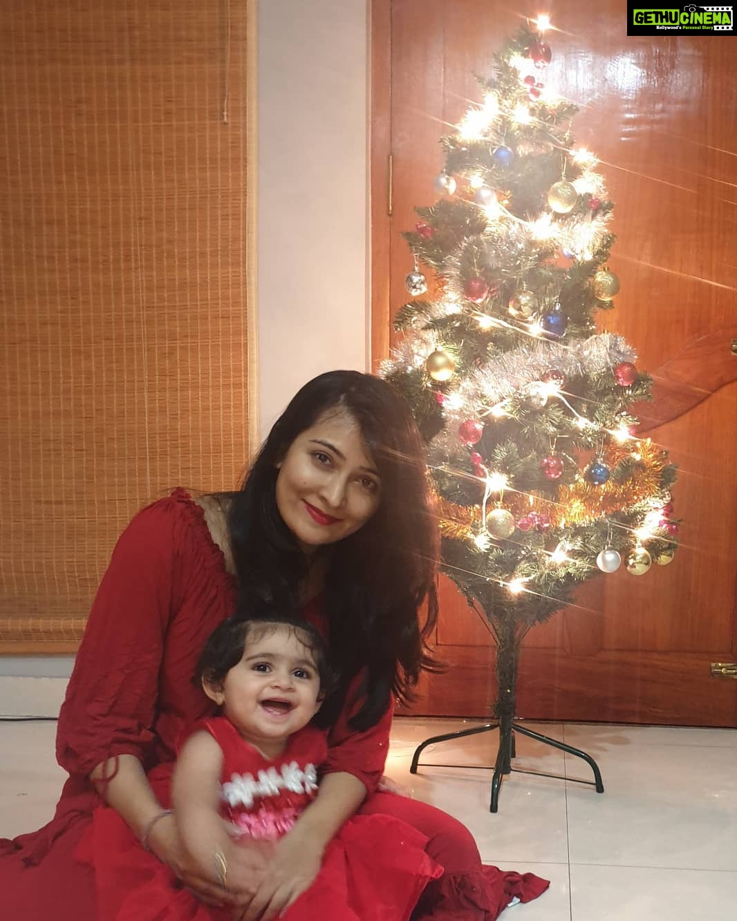 Radhika Pandit Instagram - Look who helped me decorate our Xmas tree this year!! 😍 #radhikapandit #nimmaRP
