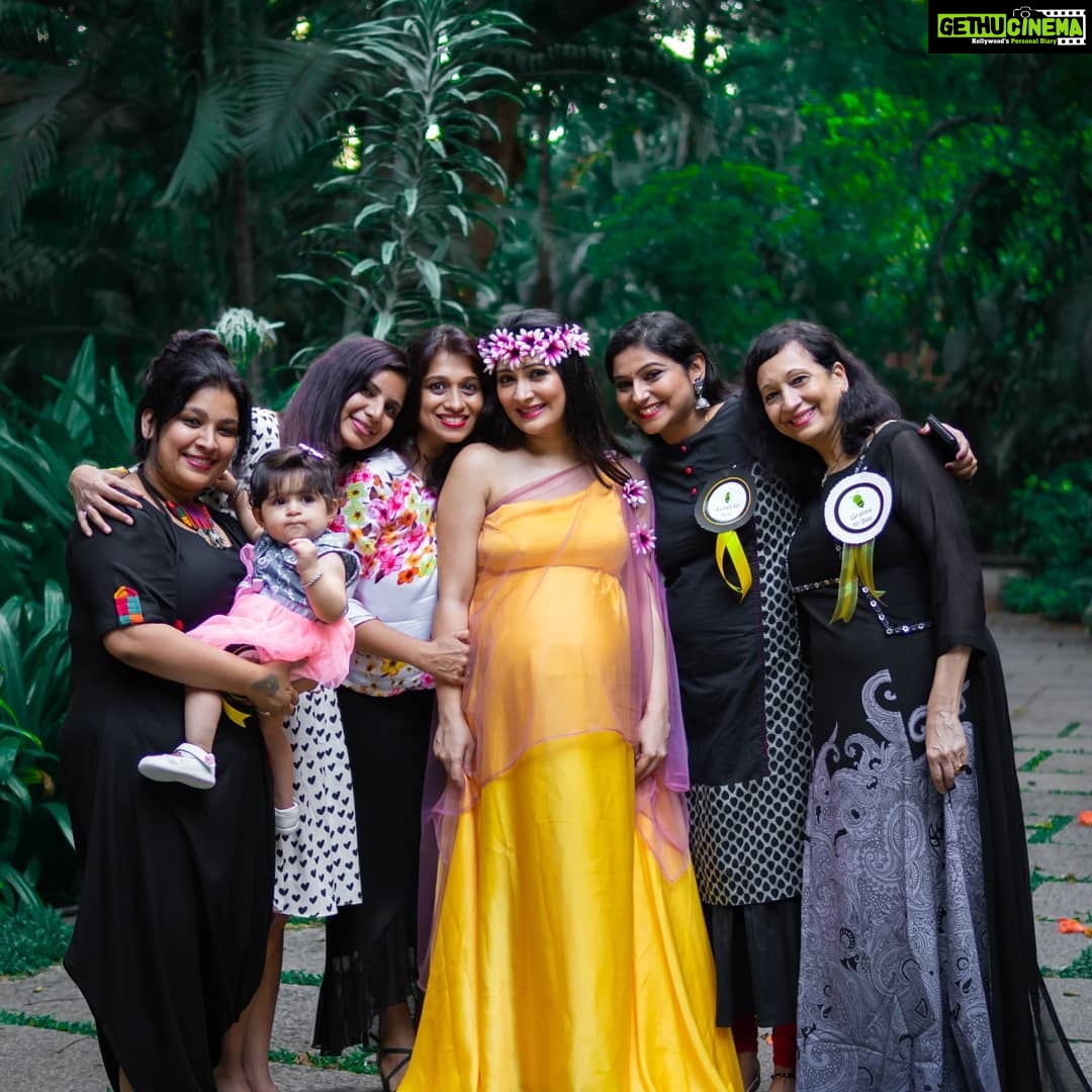Radhika Pandit Instagram - My girl gang threw a Surprise Baby shower for me!! It was Fabulous.. with a Bee theme 🐝 Thank you to all the Aunties to Bee for this BEE..AUTIFUL shower♥️!! Love u guys 😘 Styling : Saniya Sardhariya Prathiba (Yellow Bell) Make up : Vanitha Photographer: Manish photography