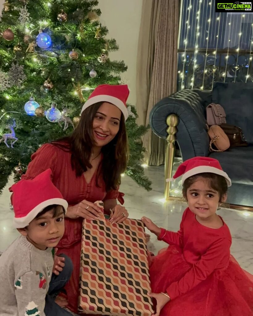 Radhika Pandit Instagram - Festivals are not just about good food, parties and presents.. it's the time to be grateful and spread cheer! Hope all of you had a very MERRY CHRISTMAS 🎄 #radhikapandit #nimmaRP