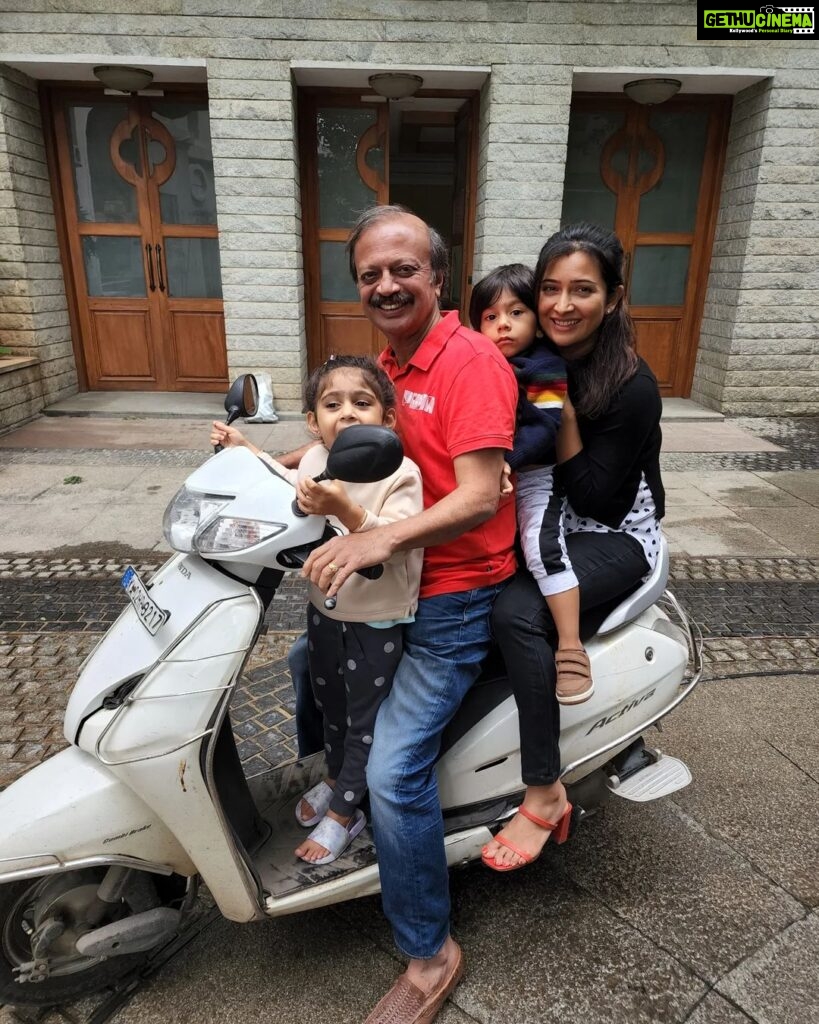 Radhika Pandit Instagram - Let's Vroommm into the weekend!! It's a full house on this scooter ☺️ (only posing for the pic, make sure all of you wear a helmet when actually riding) By the way my Pappa is the safest driver in the world, I literally can nap while he is driving! He has dropped and picked me up from school n college my entire life 🙈 (even when I've bunked class, he was always my ride)