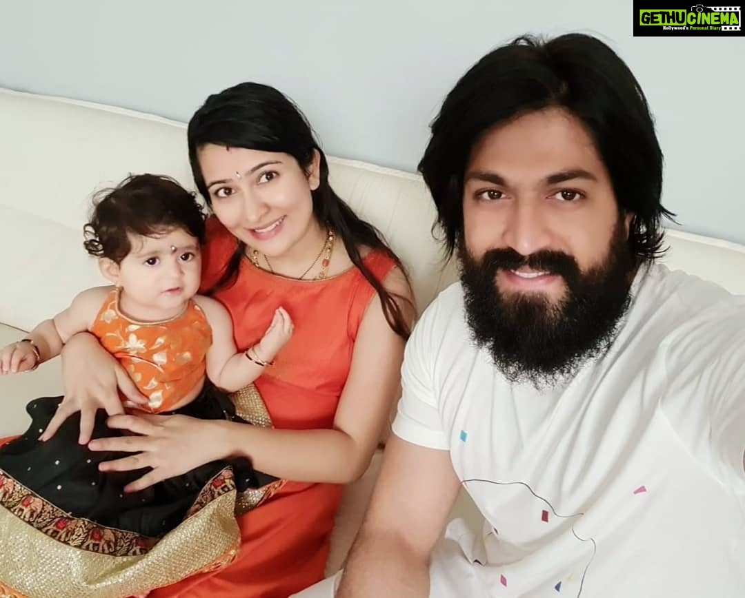 Radhika Pandit Instagram - Yellarigu Ganesha Habbada Shubhashayagalu.. nam mane putta Gowri kade inda 😍 @thenameisyash #radhikapandit #nimmaRP