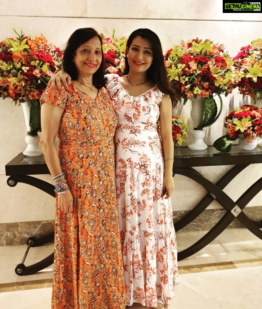Radhika Pandit Instagram - My Lifeline ♥️ Too many flowers in one pic!! 😁 #radhikapandit #nimmaRP