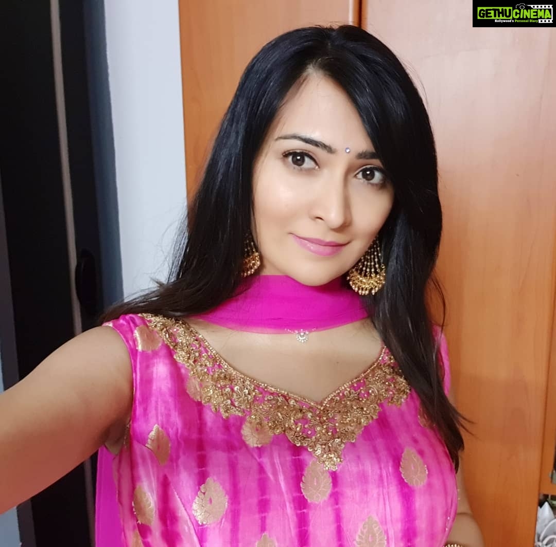 Radhika Pandit Instagram - Colour Pinkie selfie 😁 #radhikapandit #nimmaRP