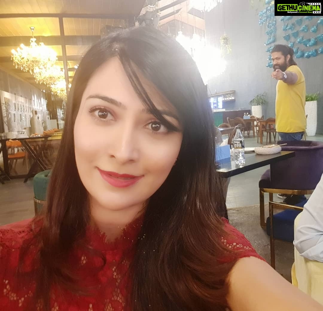 Radhika Pandit Instagram - The photo bomber behind 😅 #radhikapandit #nimmaRP