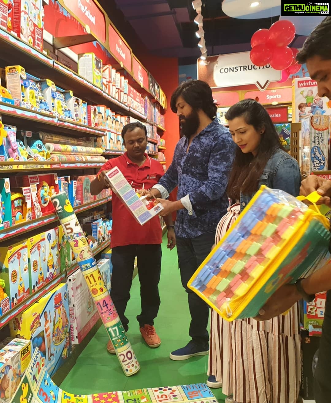 Radhika Pandit Instagram - It's been years since we have gone shopping for ourselves.. but here we found ourselves at a mall to pick up some toys for Ayra!! How life changes π P.S : we enjoyed being at the toy store though, they kept us entertained!!