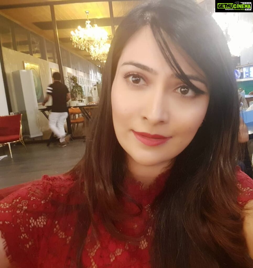 Radhika Pandit Instagram - By the way, I had to crop this pic coz it was photo bombed.. I am sure u guys would love the original pic though! Will put it up soon.. for now.. have a great week all 🤗 #radhikapandit #nimmaRP