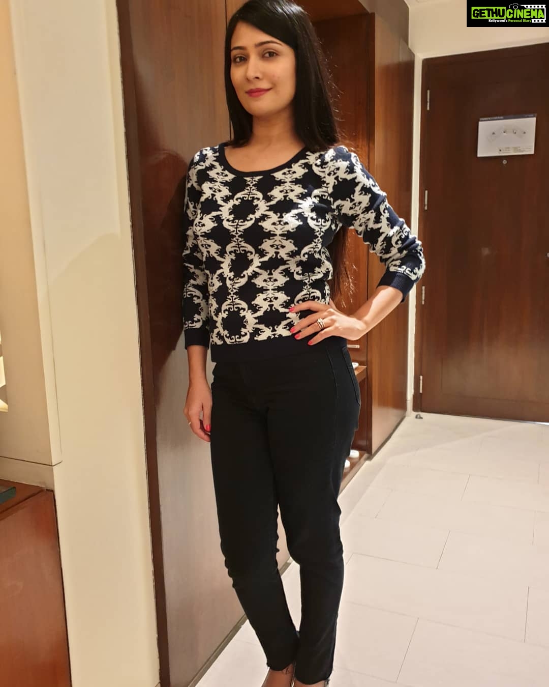 Radhika Pandit Instagram - Sometimes when I have nothing to say... hoping a simple Hi.. would make u guys smile!! Hi everyone!! 😊 #radhikapandit #nimmaRP
